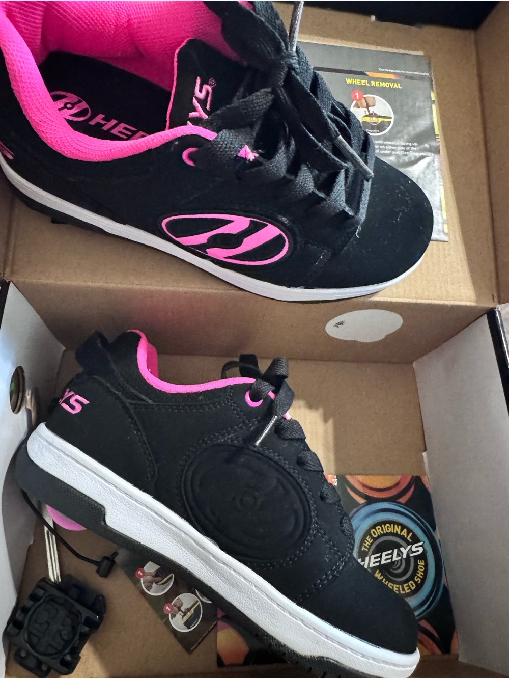 Girls Heelys Kids Black & Pink Low-Top Skate Sneaker - Picture 6 of 11